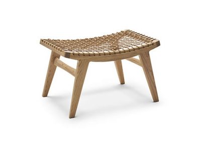 Klismos Hocker von Knoll International: Holz Hocker mit geflochtener Sitzfläche und Filzgleitern.